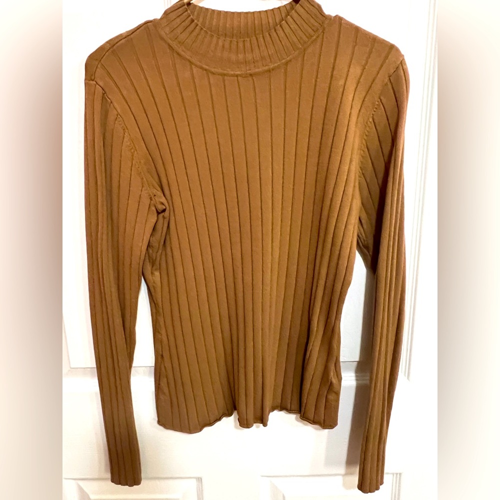 H&M Gold Crew Neck Ribbed Sweater with Slit at End of Sleeves Size Medium